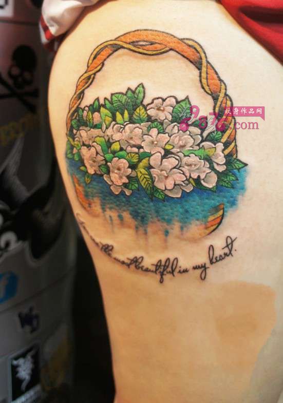 大腿美丽栀子花纹身图片