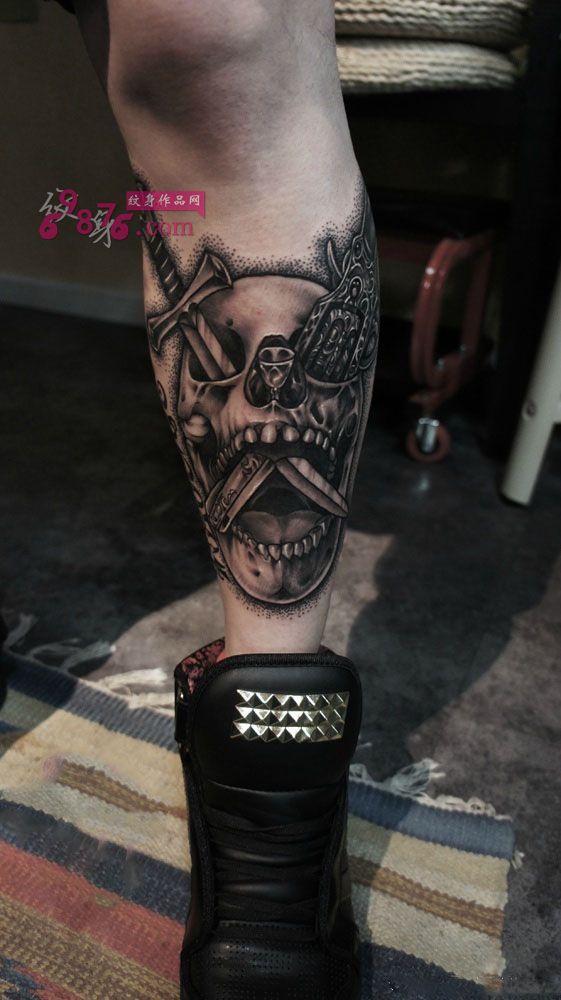 创意剑刺骷髅小腿纹身图片