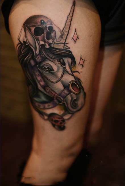 复古独角兽头像大腿纹身图片