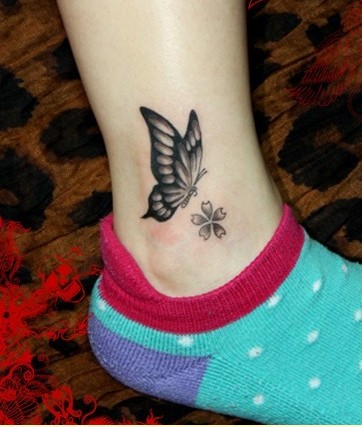 美女玉腿上的黑白蝴蝶纹身图图片