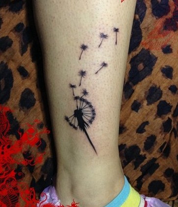 小美女腿上的蒲公英纹身图图片