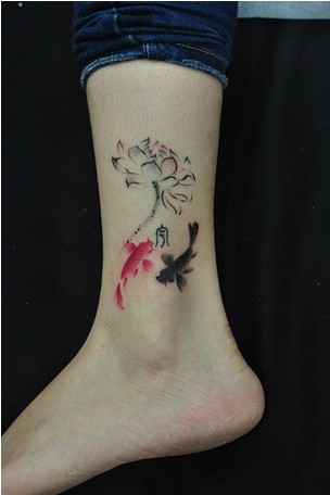 美女腿部水墨画鲤鱼莲花纹身图案纹身图片