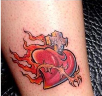 脚部火热爱心纹身图图片