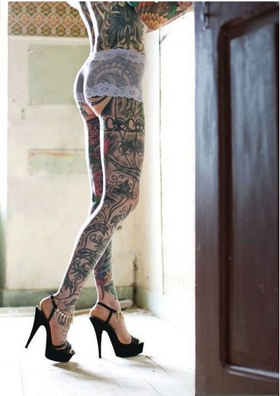 漂亮的纹身美臀美腿高跟鞋图片