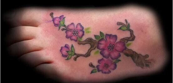 脚部漂亮梅花纹身图案图片