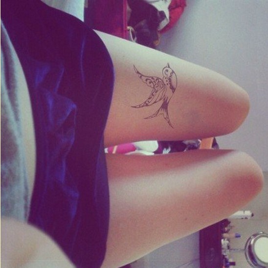 女性腿部黑白燕子纹身图案图片