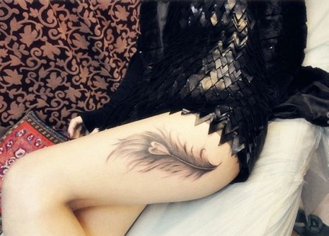 妩媚美女大腿超性感羽毛纹身图案图片