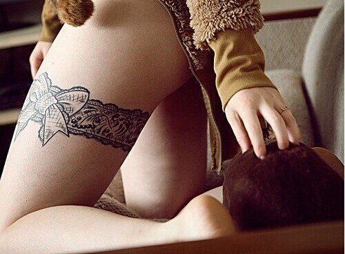 90后性感漂亮女生腿部唯美圆圈蝴蝶结图片