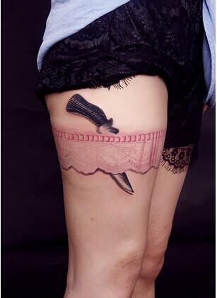 漂亮美女腿部蕾丝匕首纹身图案图片
