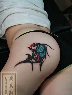 美女臀部的一幅图腾鱼纹身图片纹身作图片