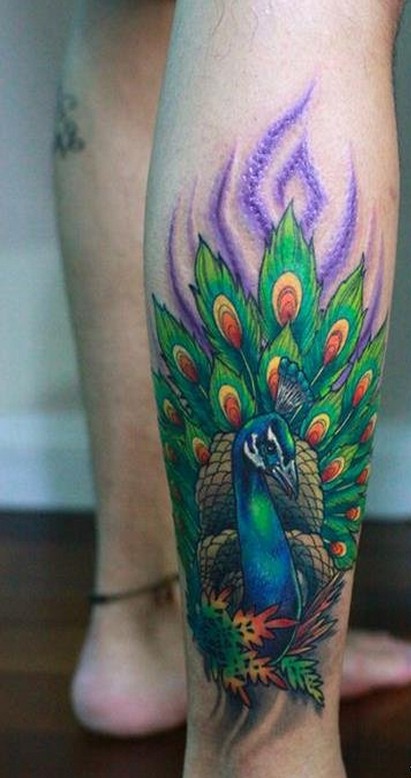 腿部彩色孔雀纹身图案图片