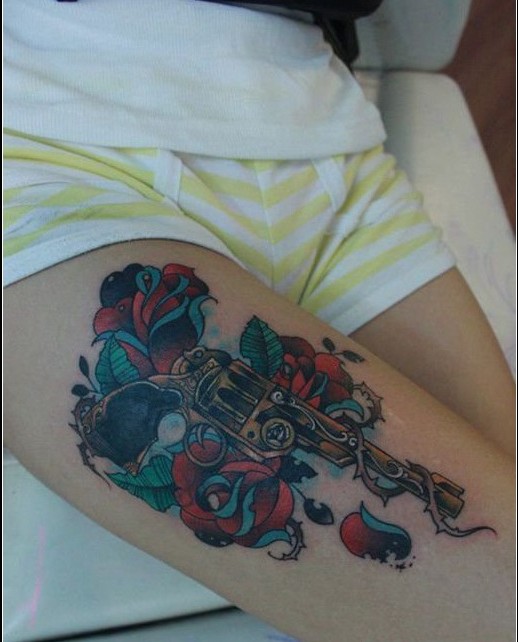 玫瑰手枪大腿纹身欣赏图片