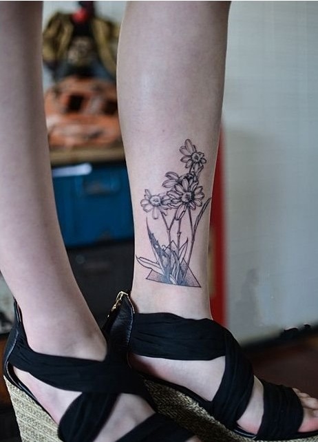 小雏菊小腿纹身欣赏图片