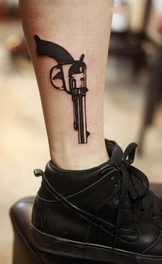 腿部很有意思的手枪图案纹身图片