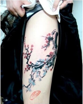 女生性感腿部漂亮梅花纹身图案图片