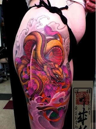 侧腰腿部红色大蟒蛇纹身图案图片