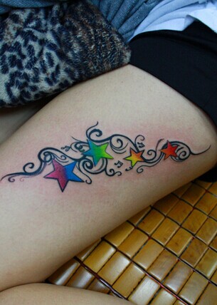 女生性感腿部精艺时尚的彩色五角星纹图片