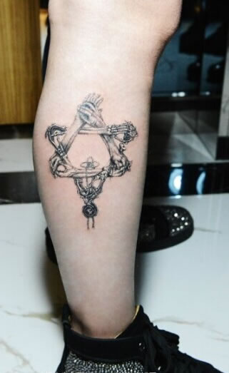 由骷髅手组成的六芒星图案纹身图片