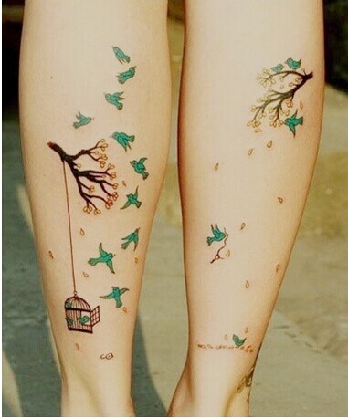 女生腿部唯美清新群小鸟飞翔图纹身图片