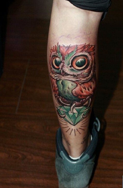 一幅腿部彩色猫头鹰纹身图案 图片