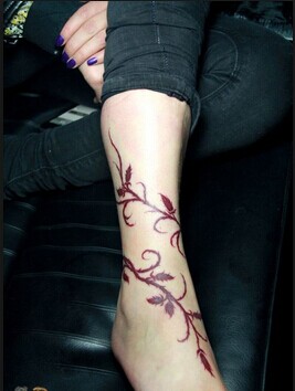 女生腿腕唯美时尚的花卉藤蔓纹身图案图片