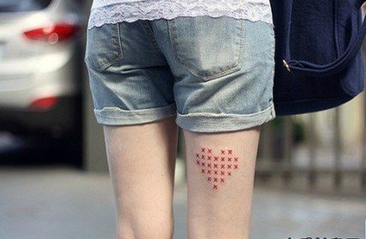 腿部红色桃心纹身图案图片