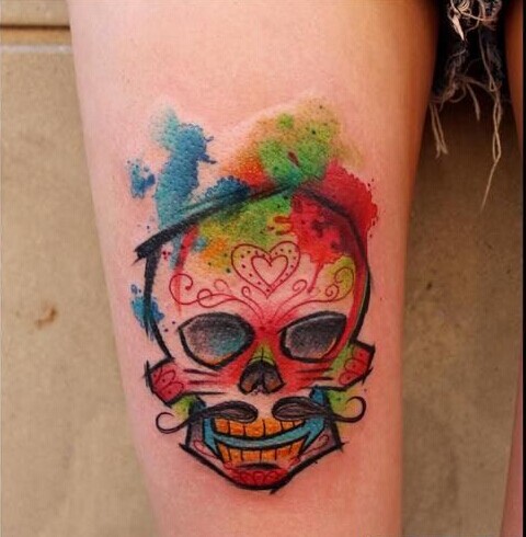 腿部彩色割线骷髅头文身作品图片