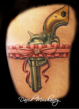 美女腿部时尚经典的手枪纹身图案图片