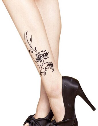 漂亮女生小腿部位唯美花藤纹身图片