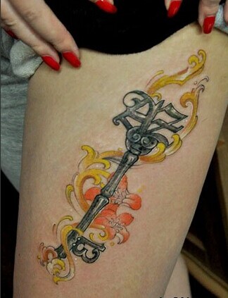 美女性感腿部漂亮的钥匙纹身图图片