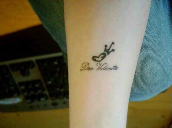 女生腿部唯美清新英文心皇冠纹身图片