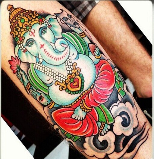 推荐一款腿部彩色象神纹身图案图片