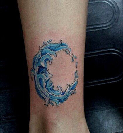 女孩子腿部一款唯美浪花月亮纹身图案图片