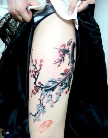 漂亮女生腿部性感梅花风景纹身图案图片