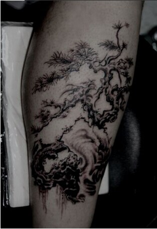 男生腿部经典漂亮的迎客松纹身图案图片