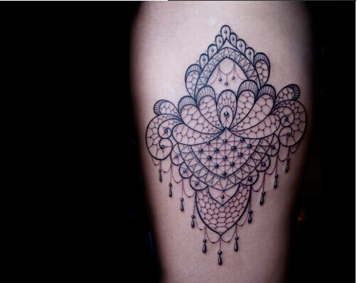 女生腿部唯美漂亮的蕾丝图案纹身图片