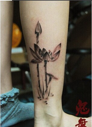 女生腿部漂亮的水墨莲花纹身图图片