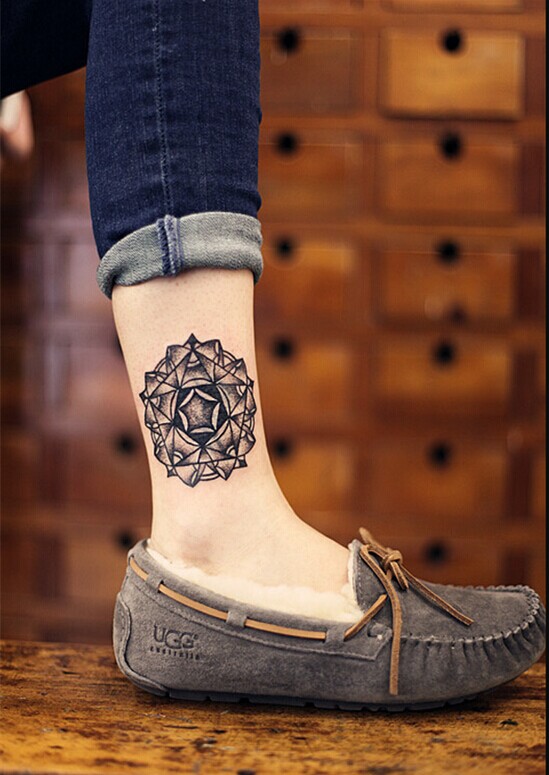 女性腿部个性纹身图案图片