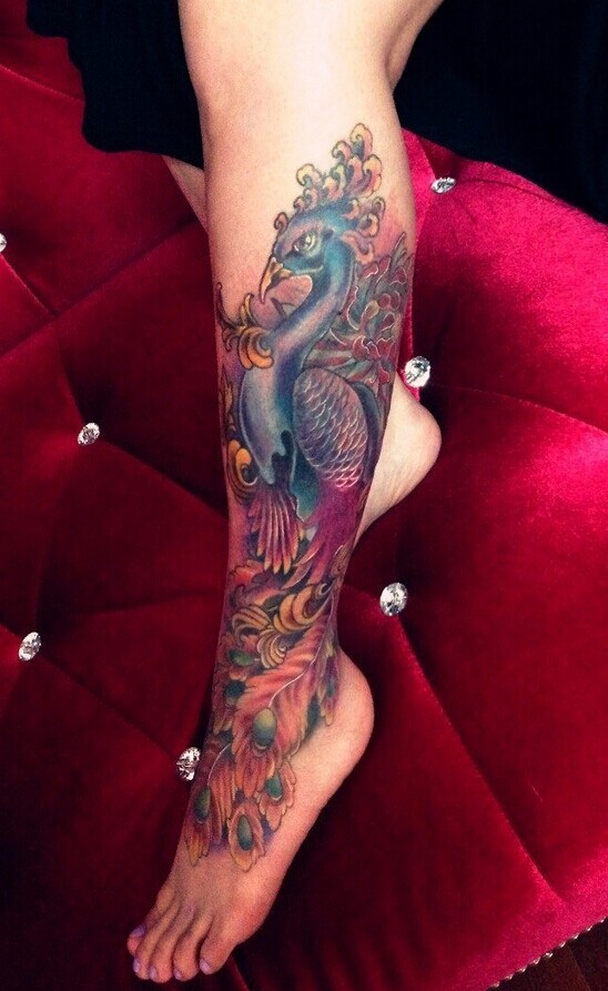 女性腿部彩色凤凰纹身图案图片