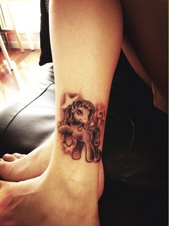 女性腿部独角兽纹身图案图片