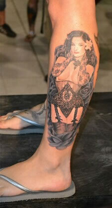 小腿上的西方人物肖像纹身作品图片