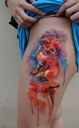 美女大腿上乖巧的狐狸纹身图片图片