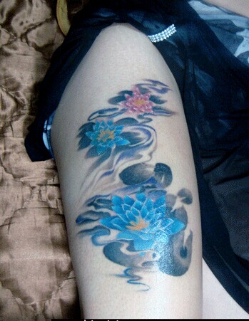 腿部时尚漂亮的水墨莲花纹身图案图片