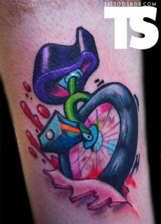 腿部一款个性车轮纹身图案图片