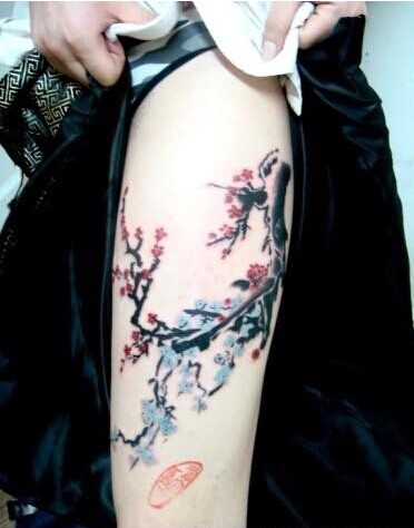 漂亮女生腿部精美性感的梅花纹身图案图片