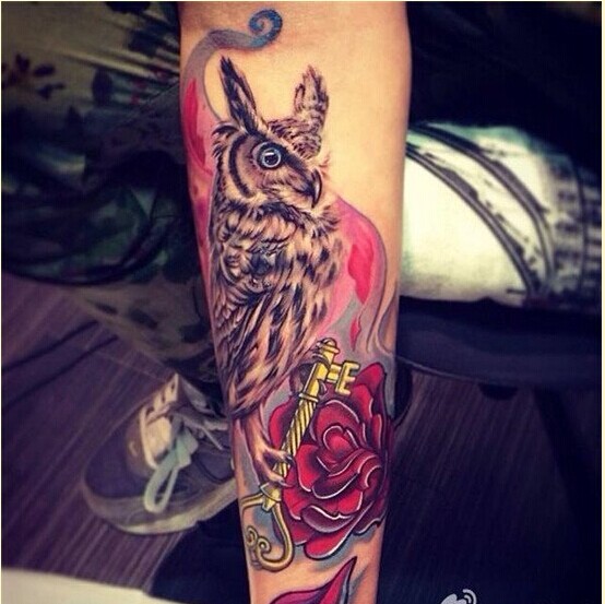 一款时尚腿部猫头鹰玫瑰纹身图案图片