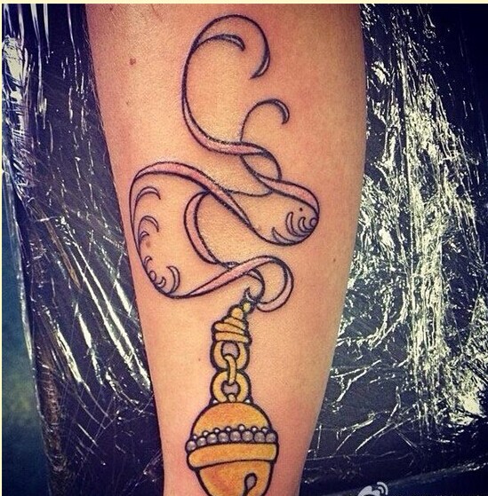 个性女性腿部铃铛纹身图案欣赏图片