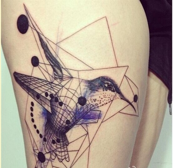 漂亮女性腿部彩色概念蜂鸟纹身图片图片