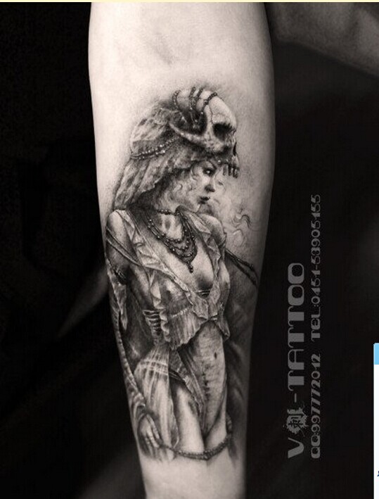 一款潮流腿部女郎纹身图案推荐图片