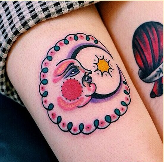 女性漂亮腿部月亮纹身图案图片